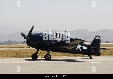 Un Grumman F6F Hellcat Les taxis sur la piste après un vol dans le cadre d'un salon. Banque D'Images