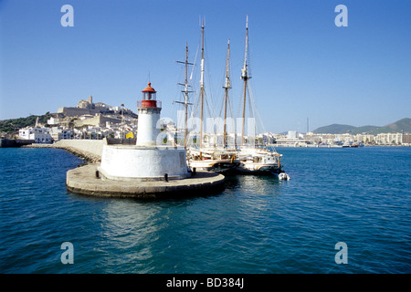 Phare et voiliers du port de La Marina, la ville d'Ibiza, Eivissa, Ibiza, Baléares, Espagne, Europe Banque D'Images