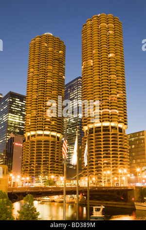 Le Marina City tours résidentielles architecte Bertrand Goldberg ressemblant à des rafles Chicago Illinois Banque D'Images