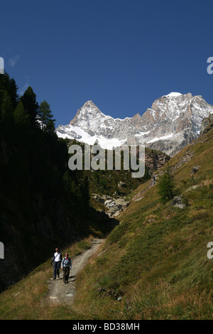 Dans le sens de marche randonneur et Obergabelhorn Wellenkuppe Zermatt Suisse Valis Banque D'Images