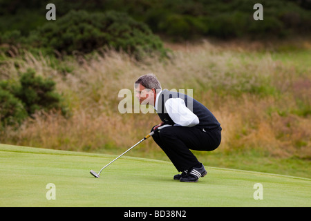 Gary Wolstenholme golfeuse professionnelle alignement d'un putt de Kilmarnock Barassie Golf Club, Troon, Ecosse, Royaume-Uni Banque D'Images