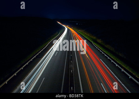 L'autoroute A71 la nuit (Allier - France). L''autoroute A71 de nuit (03 Allier - Auvergne - France). Banque D'Images