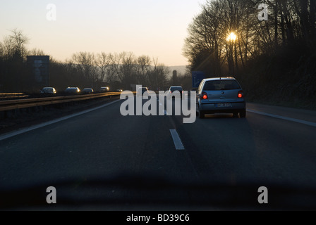 Roulant sur une autoroute, en Rhénanie du Nord-Westphalie, Allemagne. Banque D'Images