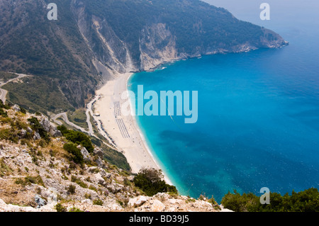 Vue sur la plage pavillon bleu de Myrtos pittoresque sur l'île grecque de la Méditerranée de Céphalonie Grèce GR Banque D'Images