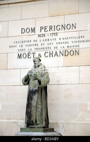 Statue de Dom Pérignon à l'extérieur de la Maison de Champagne Moët & Chandon, Epernay, France. Banque D'Images