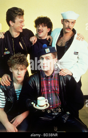 FRANKIE GOES TO HOLLYWOOD -groupe pop britannique en 1985 avec Holly Johnson holding cup Banque D'Images