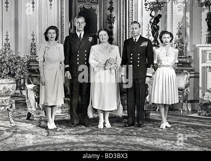 L'ENGAGEMENT DE LA PRINCESSE ELIZABETH 1947 De gauche à droite : La Princesse Elisabeth, le Prince Philip, la reine mère, le roi George VI, Princess Margaret Banque D'Images