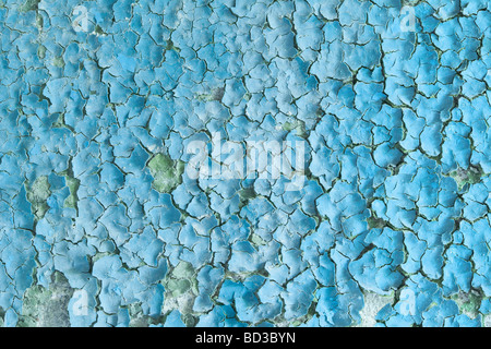 La texture d'un mur en béton de l'allée couverte de peinture craquelée Banque D'Images