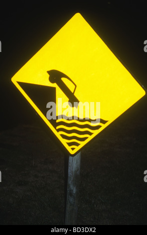 Panneau d'avertissement pour les voitures en danger aasp entraînent une jetée non protégés Banque D'Images