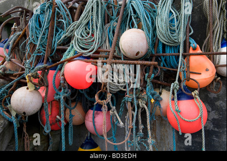 Cordes de pêche et de bouées sur seawall, sheringham, North Norfolk, Angleterre Banque D'Images