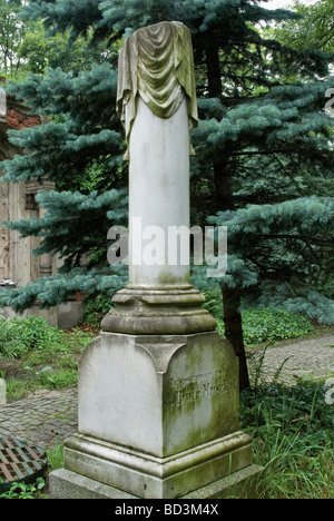 Une colonne brisée symbolisant une métaphore de l'existence sur la tombe du marchand polonais Pawel Muszkat au cimetière juif de Wrocław Banque D'Images