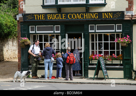 La famille et le chien à l'extérieur d'un pub anglais à Yarmouth Île de Wight Angleterre UK Banque D'Images