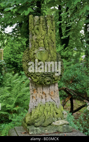 Une souche d'arbre cassé symbolisant une métaphore de l'existence sur la tombe au cimetière juif de Wrocław région Basse Silésie Pologne Banque D'Images