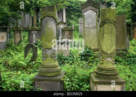 A broken colonnes symbolisant une métaphore de l'existence de tombes au cimetière juif de Wrocław région Basse Silésie Pologne Banque D'Images