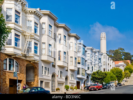 'Filbert Street' dans 'North Beach' avec 'Coit Tower', San Francisco, Californie. Banque D'Images