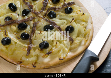 Une pissaladiere pizza faite d'oignons et d'anchois olives noires Banque D'Images