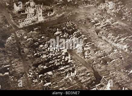 Vue aérienne des ruines d'Ypres, Belgique en 1918. Banque D'Images
