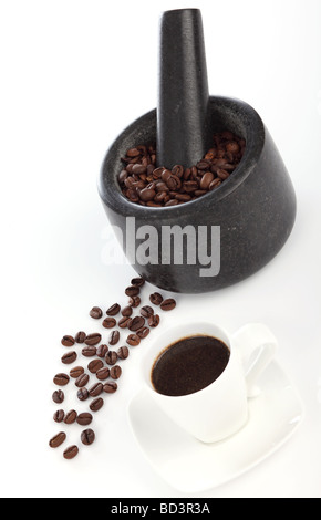 La masse étant Café avec mortier et pilon, à côté d'une tasse de café express Banque D'Images