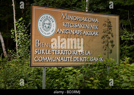 Un signe se félicite de voyageur à l'algonquin Anicinape de Kitcisakik Communauté au Québec Canada Banque D'Images