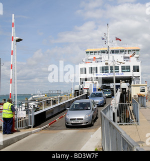 Circulation des véhicules du débarquement Wightlink Isle of Wight ferries service à Yarmouth le sud de l'Angleterre, Royaume-Uni Banque D'Images