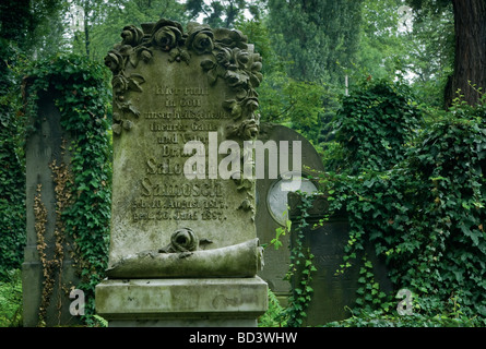 Pierres tombales Art Nouveau au cimetière juif de Wrocław région Basse Silésie Pologne Banque D'Images