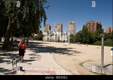 Valladolid, Playa de las Moreras, l'homme plage artificielle sur le Rio Pisuerga dans le centre de la ville Banque D'Images