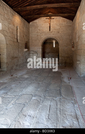 Chapelle romane de Sao Miguel, près du Château de Guimaraes, où de nombreux chevaliers médiévaux sont enterrés. Ville Guimaraes, Portugal. Banque D'Images