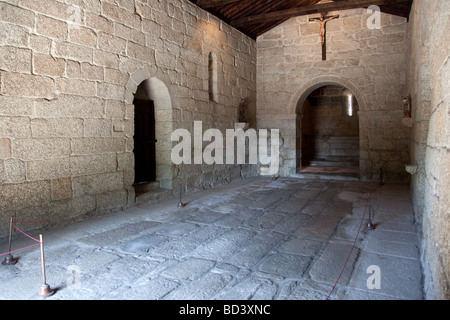 Chapelle romane de Sao Miguel, près du Château de Guimaraes, où de nombreux chevaliers médiévaux sont enterrés. Ville Guimaraes, Portugal. Banque D'Images