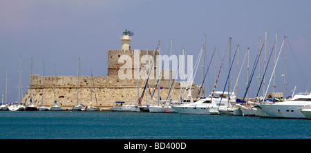 Vue vers l'entrée du port de Mandraki et Agios Nikolaos forteresse et Rhodes Dodécanèse Grèce phare Banque D'Images