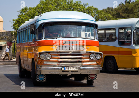 Un seul bus Leyland decker, par739, à la gare routière de La Valette, Malte, l'Union européenne. Banque D'Images