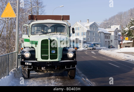 Swiss camion garé sur la route vintage Banque D'Images