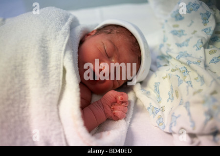 Bébé nouveau-né garçon dort après être né 30 minutes auparavant Banque D'Images