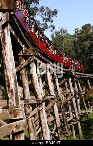 Puffing Billy les voitures de voyageurs traversant le pont sur chevalets construit en 1899 Le Dandenong Australie Victoria Banque D'Images