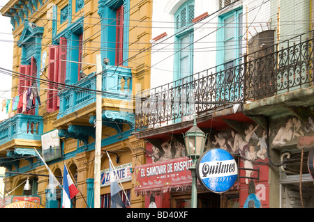 Câbles aériens dans le quartier La Boca, Buenos Aires, Argentine Banque D'Images