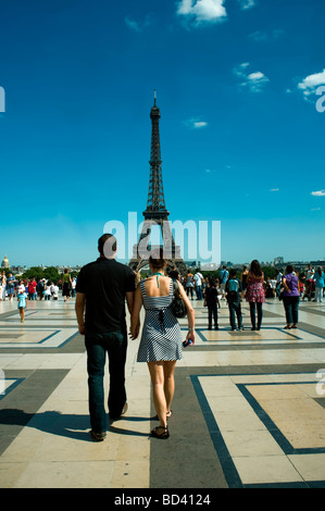 Couple marchant derrière Paris France, couple romantique, main dans la main, marcher pour visiter la «Tour Eiffel» du Trocadéro, foule de gens, touristes Banque D'Images