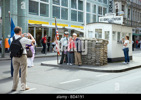 Les touristes à Checkpoint Charlie, Berlin, Allemagne Banque D'Images