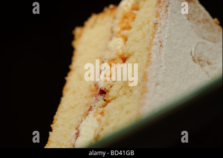 Une tranche de gâteau éponge Victoria. Banque D'Images