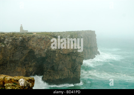 Forteresse Fortaleza de Sagres sur Ponta de Sagres, la côte de l'Algarve au Portugal un jour de pluie en hiver Banque D'Images