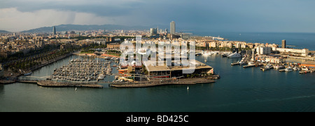 Vue sur Port de Barcelone du téléphérique en direction du Montjuic , Barcelone, Espagne Banque D'Images