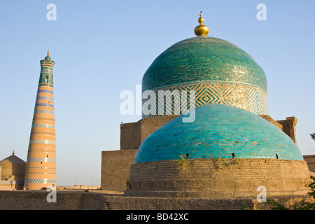 Minaret de l'Islam Khodja et Mausolée Pahlavon Mohammed Khiva en Ouzbékistan Banque D'Images