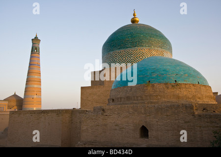 Minaret de l'Islam Khodja et Mausolée Pahlavon Mohammed Khiva en Ouzbékistan Banque D'Images