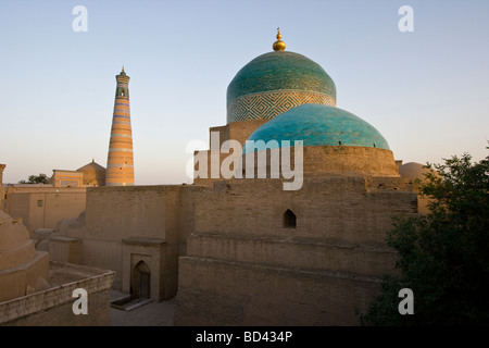 Minaret de l'Islam Khodja et Mausolée Pahlavon Mohammed Khiva en Ouzbékistan Banque D'Images