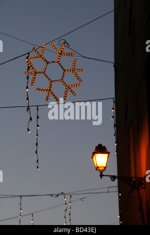 Fairy lights étendus dehors la nuit Banque D'Images