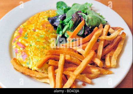 Omelette au jambon avec frites et salade Banque D'Images