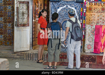 Shopping pour les touristes Textiles ouzbeks dans l'un des dômes commerciaux à Boukhara Ouzbékistan Banque D'Images