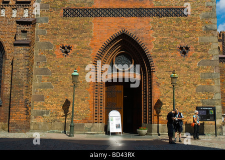 Les touristes en face de Sankt Petri kyrka Gamla Staden la vieille ville Skåne Malmö Suède Europe Banque D'Images