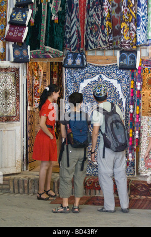 Shopping pour les touristes Textiles ouzbeks dans l'un des dômes commerciaux à Boukhara Ouzbékistan Banque D'Images