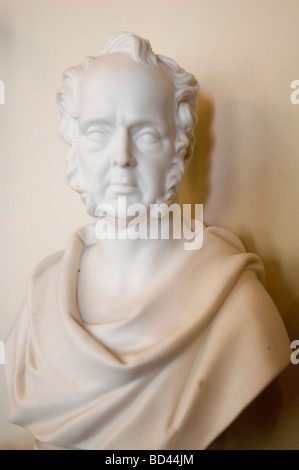 Statue en marbre blanc représentant Lord Palmerston premier ministre de Grande-Bretagne, ornée de pattes et de draperies classiques contre un mur neutre. Banque D'Images