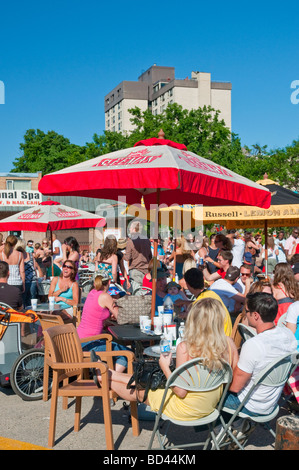 Un café de plein air sur le jardin, rue Osborne à Winnipeg, Manitoba, Canada Banque D'Images