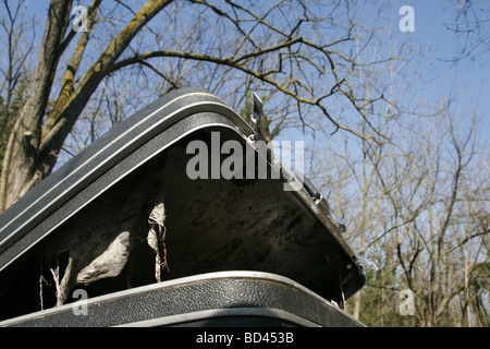 Une vieille valise bagages abandonnés sur terrains vagues Banque D'Images